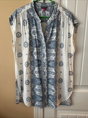 Vince Camuto White and Blue Paisley Cap-Sleeve Button Front Tunic